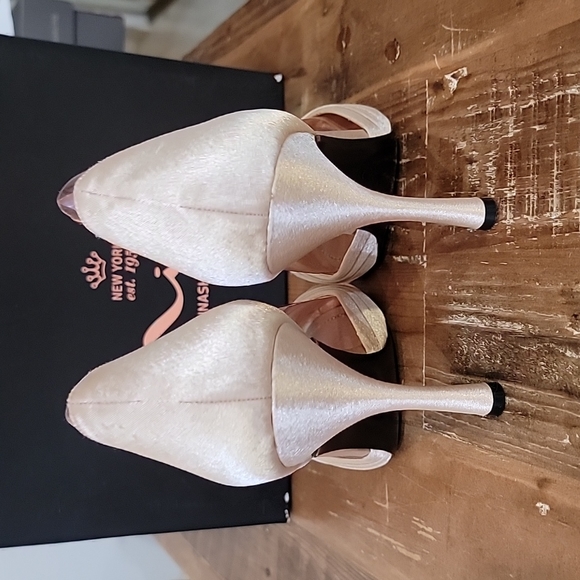 NWB NINA "Cadence" in Gold Royal Satin Criss-cross Toe Slip-on Heels Size:9 - Picture 3 of 10